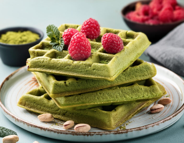 Zielone gofry matcha z pistacją i świeżymi malinami