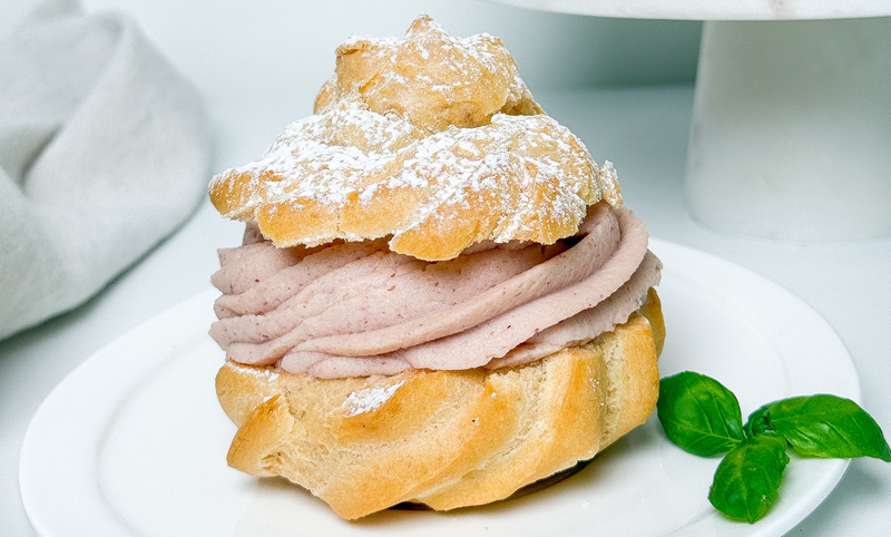 Ptysie z kremem truskawkowym